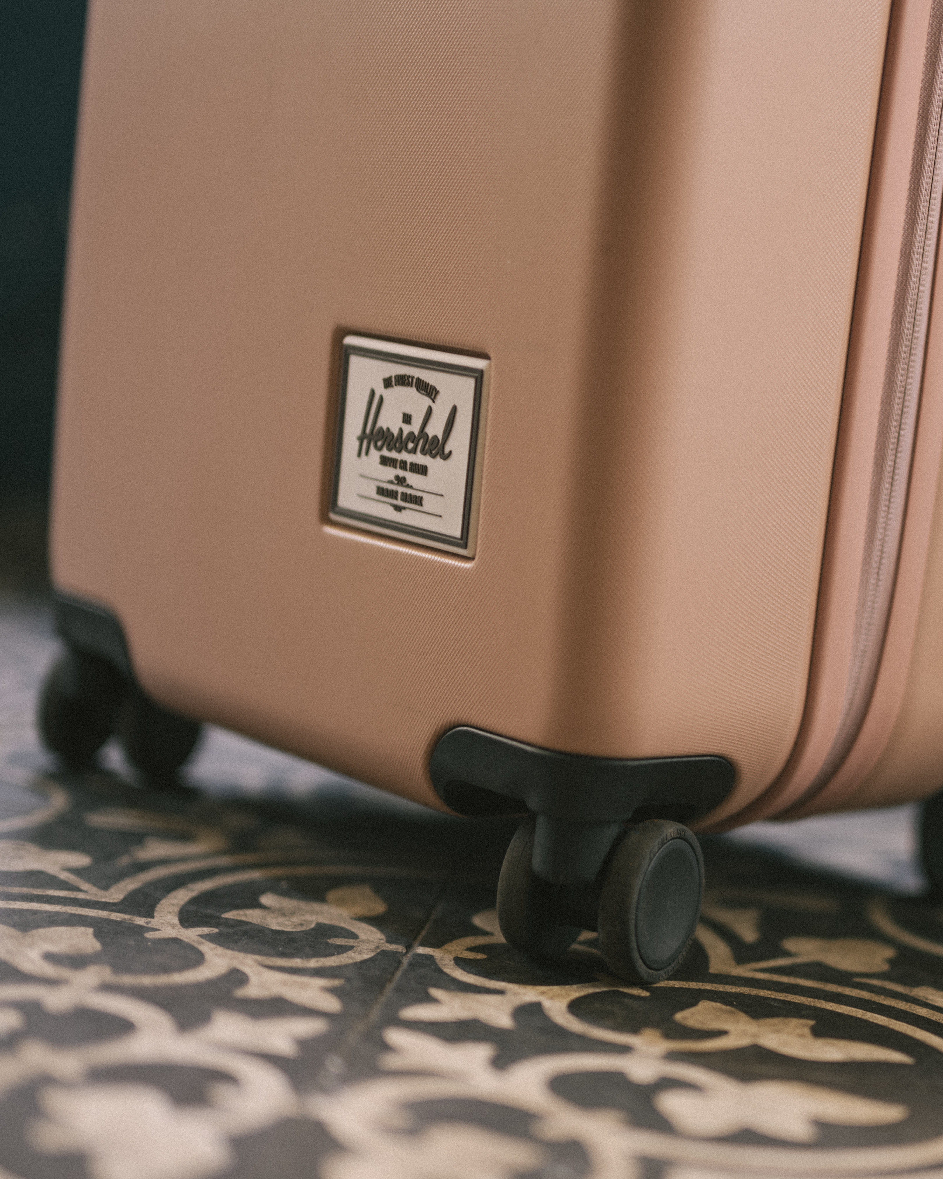 Feature graphic showcasing the key details and construction of the Herschel Heritage Hardshell Medium Luggage.