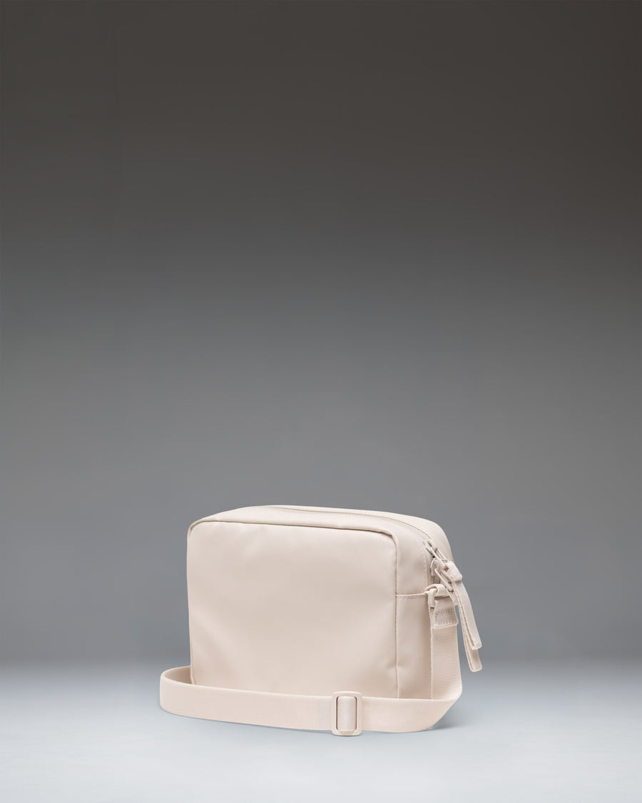 Herschel Alberni Crossbody bag in Moonbeam creme-white.