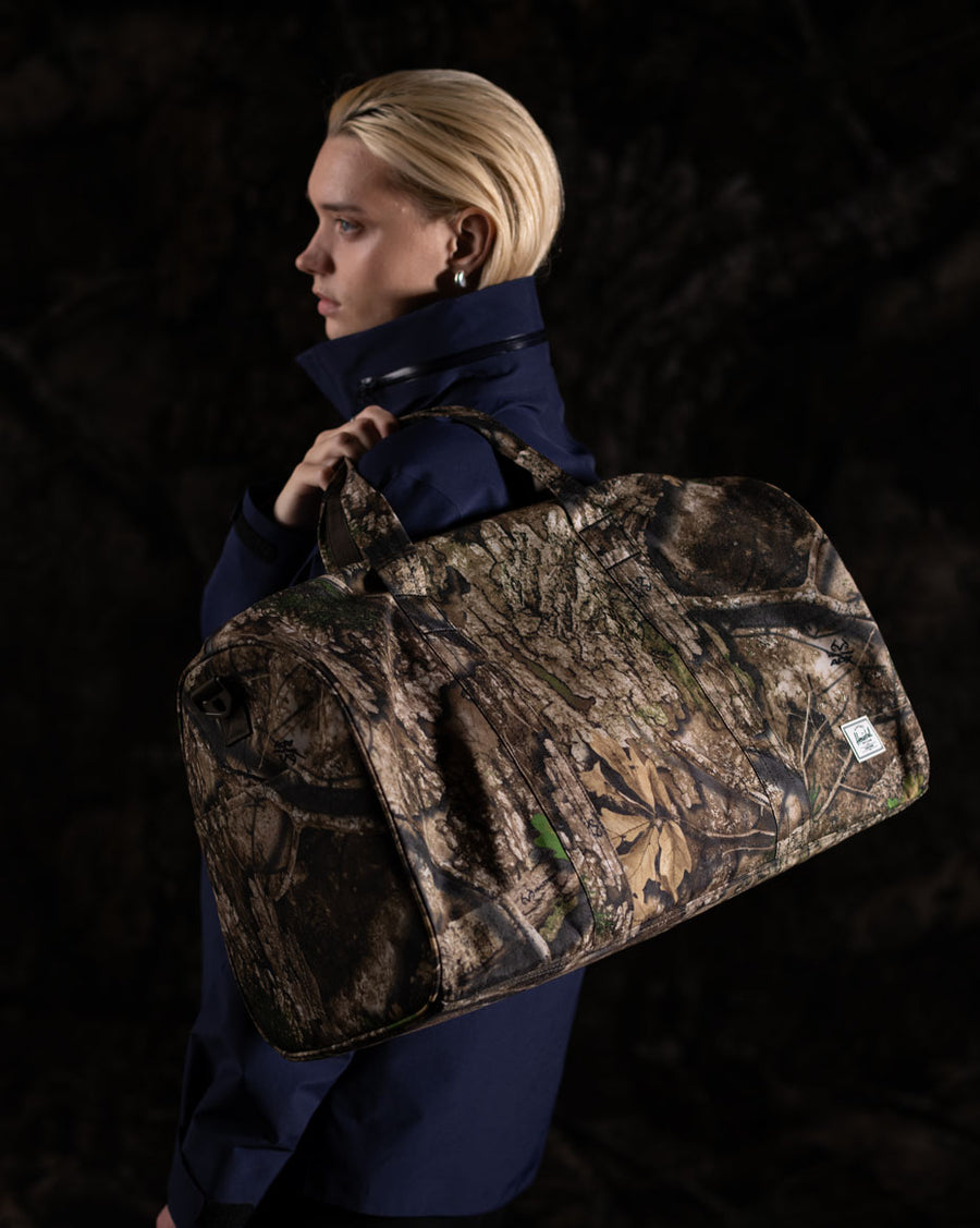 Herschel Novel Duffle size guide chart. Dimensions: 11.75 inches high, 20.50 inches wide, 11.00 inches deep. Capacity: 43L.