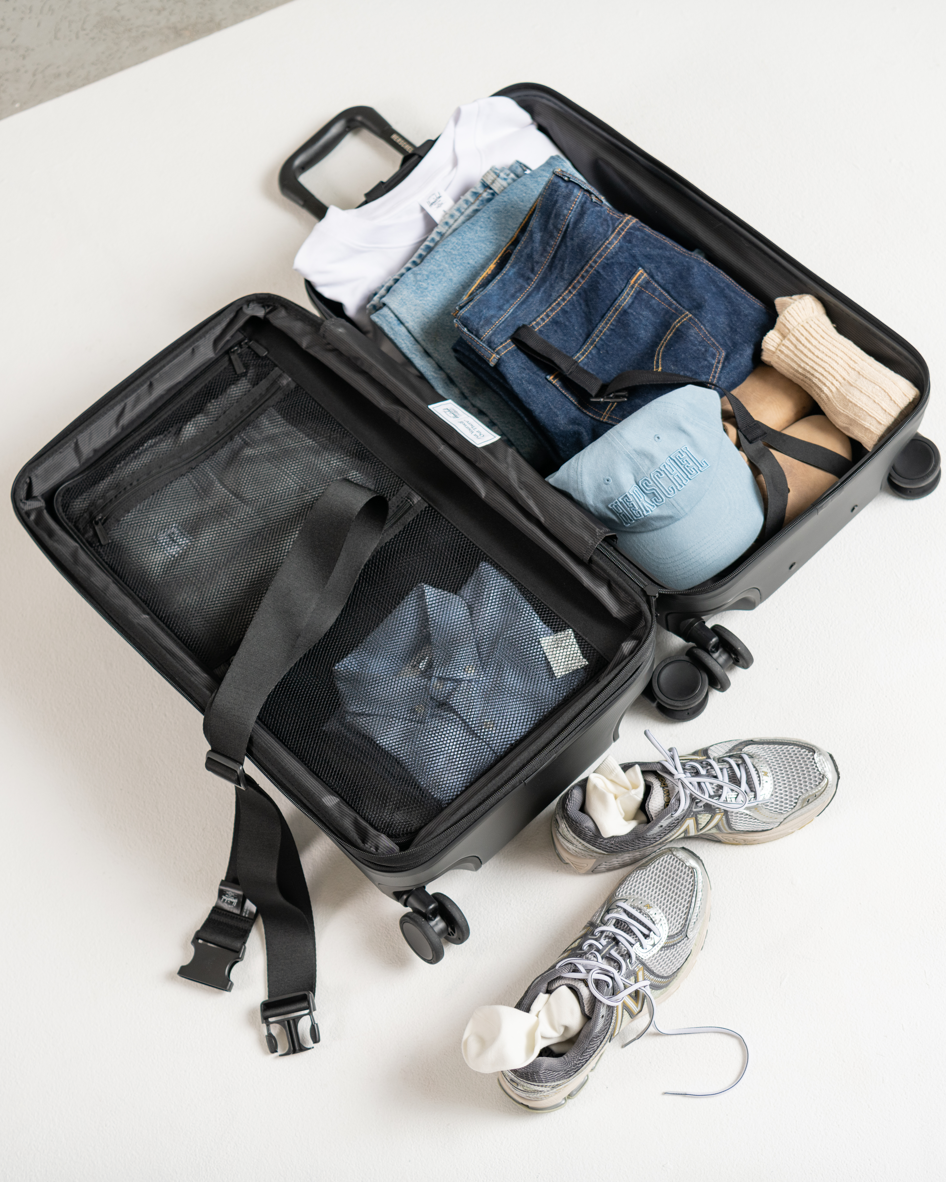 Herschel Heritage Hardshell Large Carry On Expandable luggage size guide. Closed: 21.75x14.75x9.75in, 42L. Expanded: 21.75x14.75x11.75in, 51L.