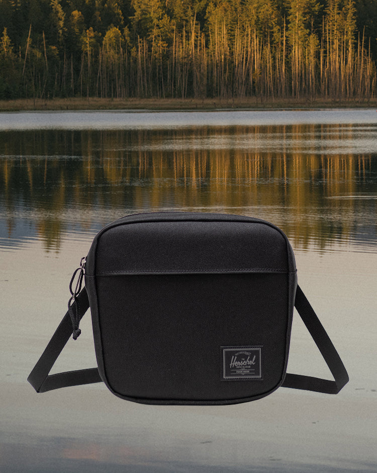 Herschel Classic Crossbody bag in Black Tonal.