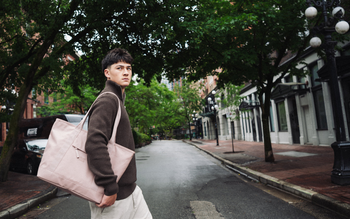 Herschel Supply Co. Alberni Tote in Ash Rose pink, a versatile and stylish everyday tote bag.