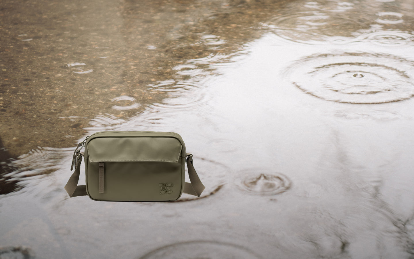 Herschel Supply Co. Alberni Crossbody bag in Ivy Green.