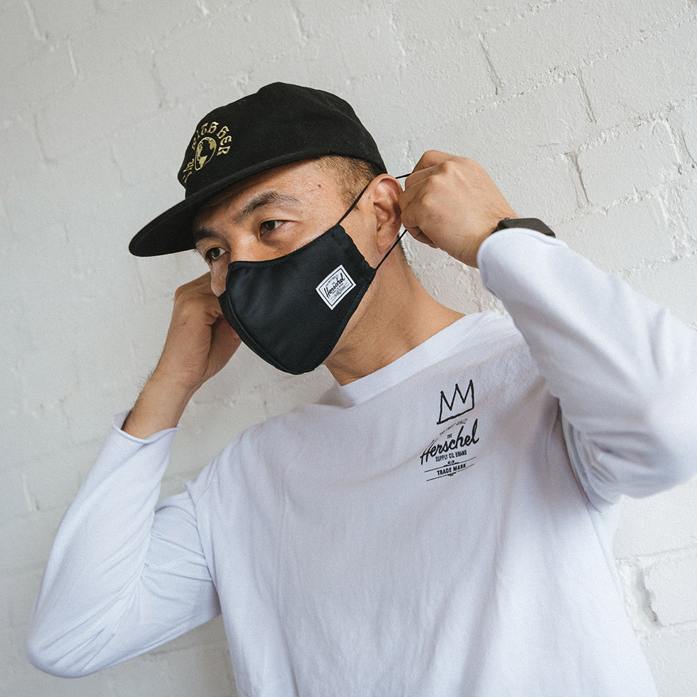 https://herschelsupplyco.co.uk/content/dam/herschel/lifestyle/2020-s2/campaigns/facemask/PDP_howto.jpg